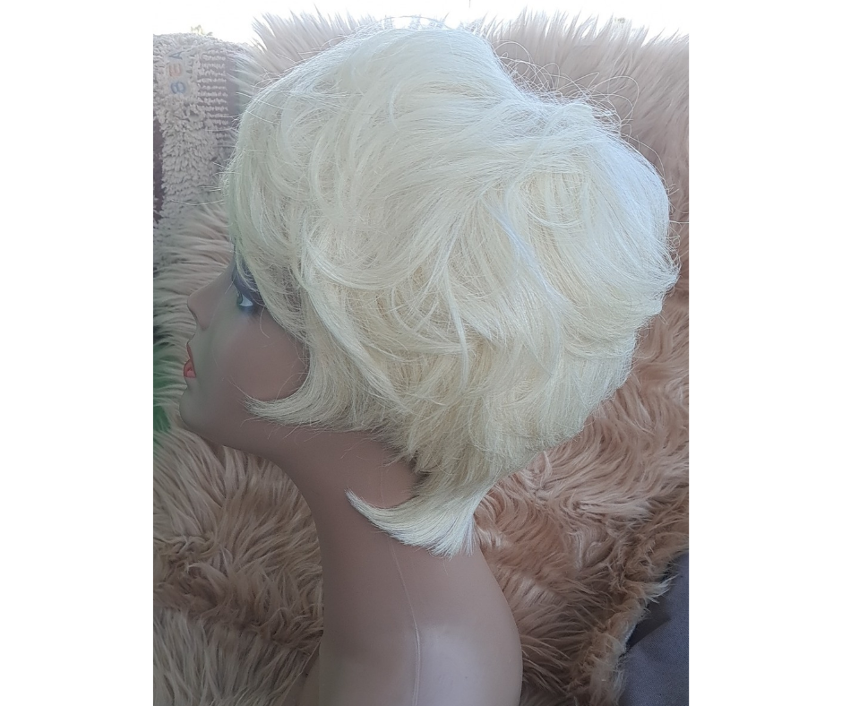 Short human blonde wig. view 3