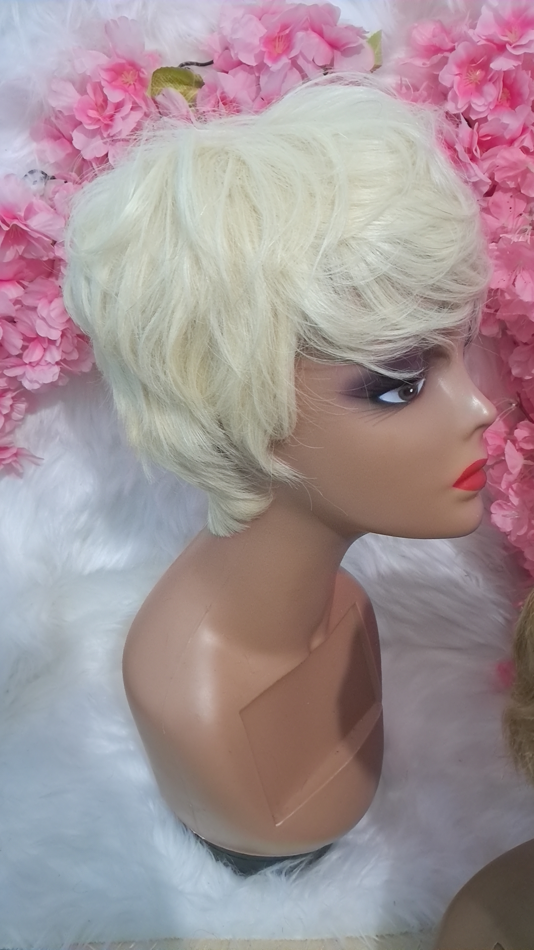 Short human blonde wig. view 4