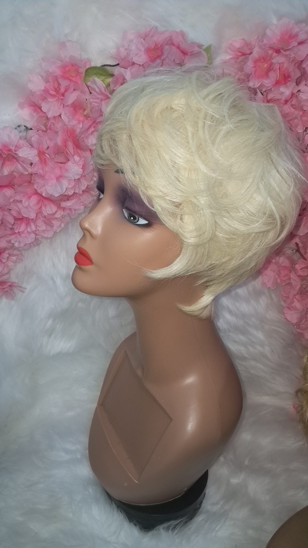 Short human blonde wig. view 5